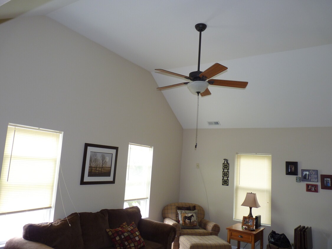 Living Room - 1236 S Washington St (Lockport, IL)