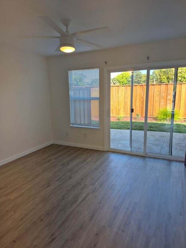 Photo - Lloyd Court Apartments