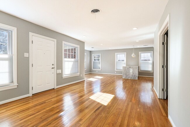 Photo - 215 Avenue of Oaks St