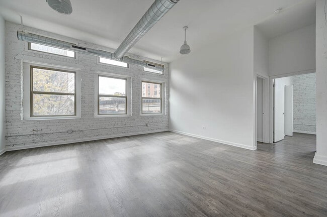 Building Photo - 932 W Dakin St Unit 304