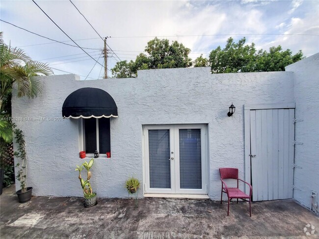 Building Photo - 5620 SW 5th Terrace Unit Cottage Rental