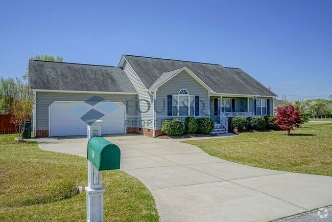 Building Photo - Ranch Home | Back Deck | Fenced In Backyar...