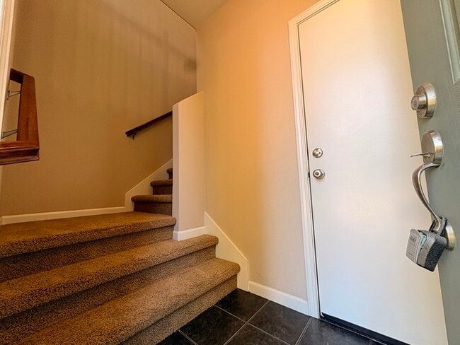 Beautiful Well Kept 2 Bedroom, 2 Bathroom in Roseville!
