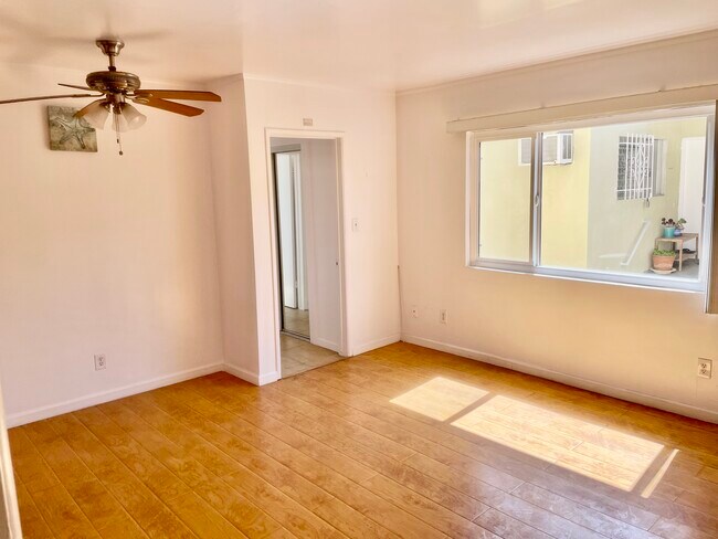 Beautiful bright studio! - 933 6th St Apartment Unit 7