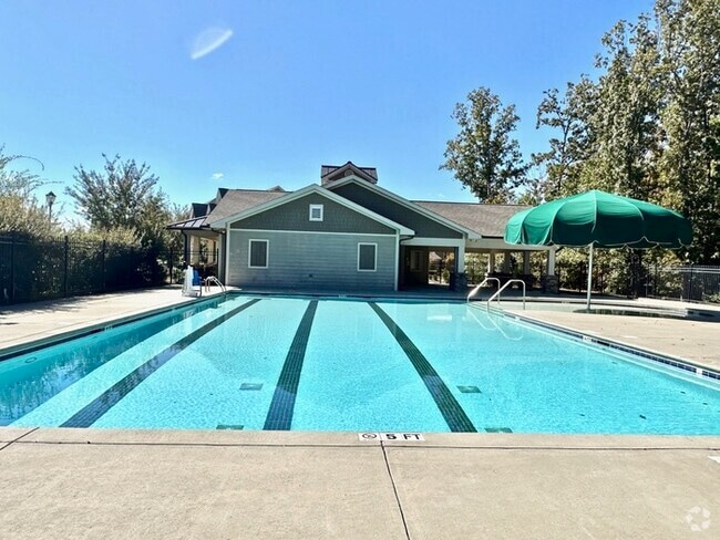 Building Photo - Beautiful 4 bedroom, 3 bath townhome end u...