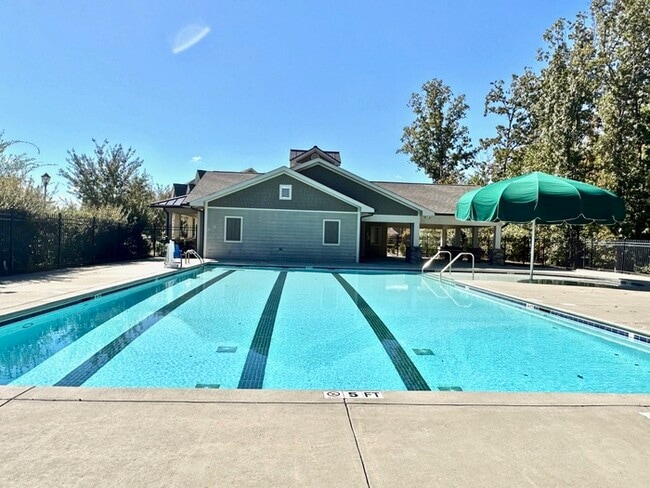 Beautiful 4 bedroom, 3 bath townhome end u... - Beautiful 4 bedroom, 3 bath townhome end u...