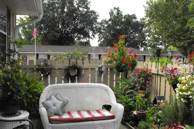 Patio - Thistlewood Apartments