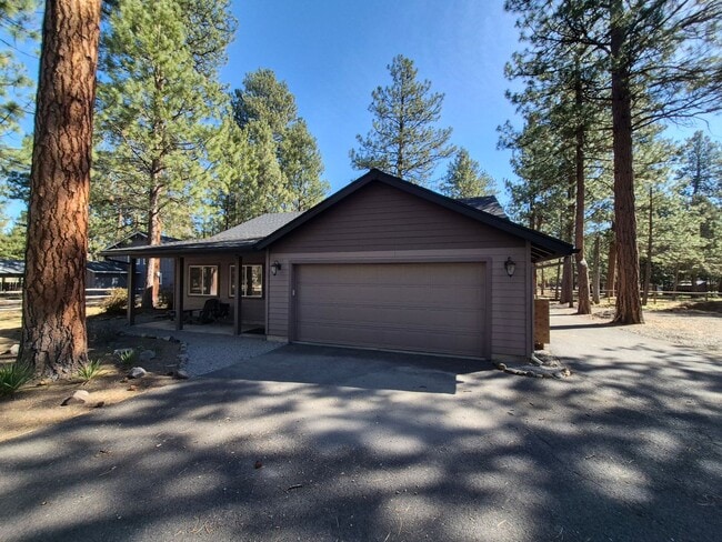 Building Photo - 3BR/2BA Retreat in Tollgate development - Sisters