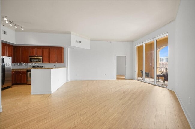 Building Photo - 3001 NE 185th St Unit 716