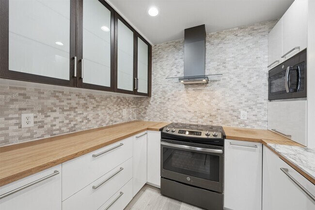 Building Photo - 10855 Meadowglen Ln Unit 823