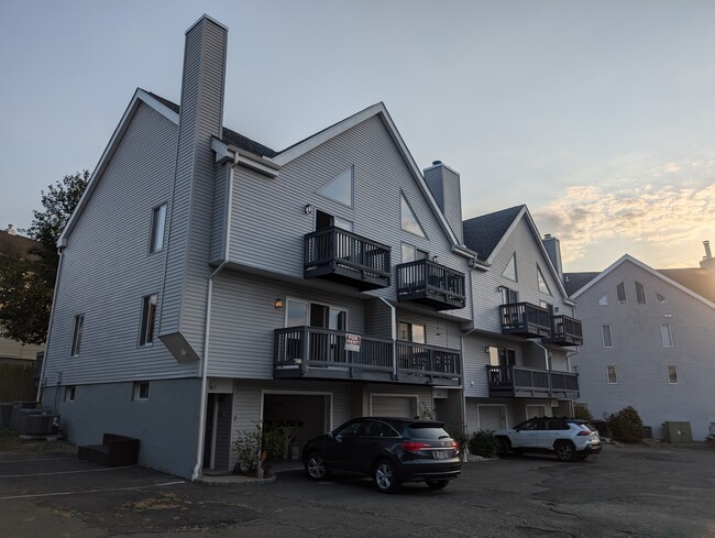 Waterfront 3.5 story townhouse w/ garage & loft - 16 Platt St Condo Unit 1