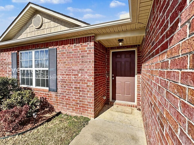 Photo - 3 Bed/2 Bath Home with Fenced Yard & Garage / Pet-Friendly / Available Soon!