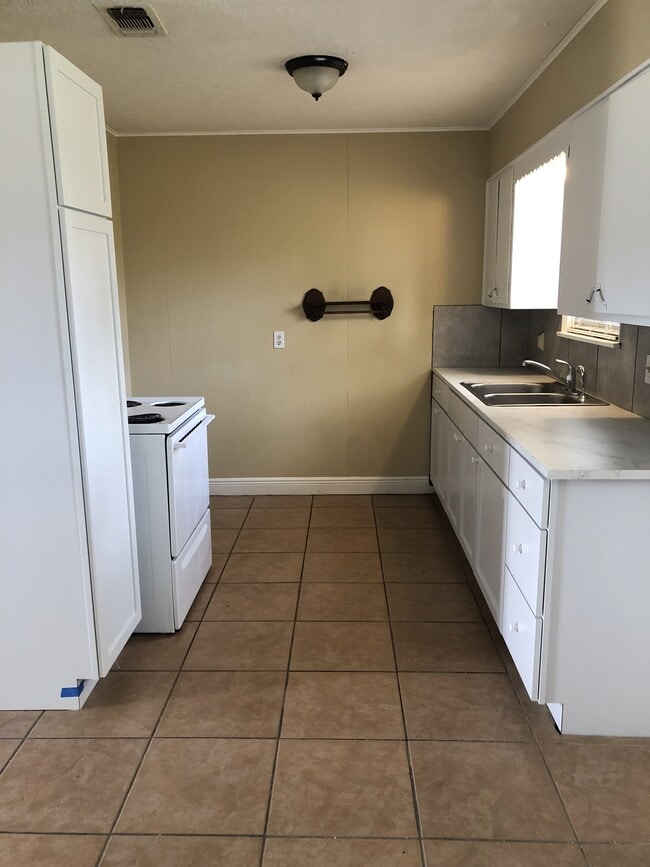 Photo - 825 Smelker Ave