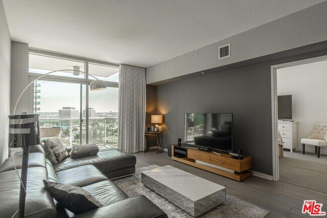 Building Photo - 13700 Marina Pointe Dr Unit 1431