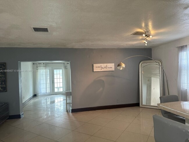 Photo - 305 SW 7th St