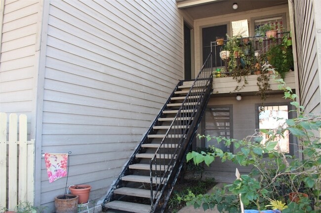 Building Photo - 16111 Aspenglen Dr Unit 1010