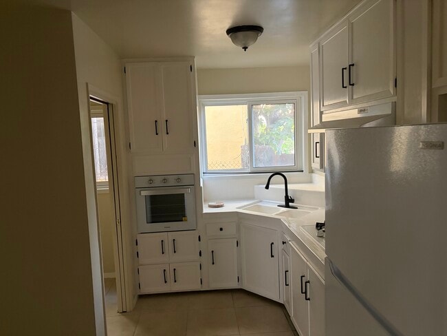 Building Photo - 1286 W 36th St Unit 2