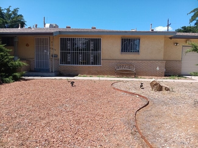 Building Photo - 3 Bedroom, 2 Bathroom Home! Schedule a Showing!