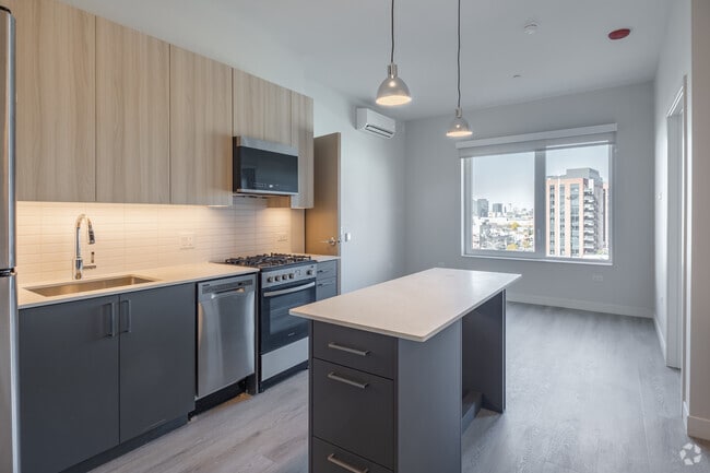 2BR, 2BA - 819SF - Kitchen