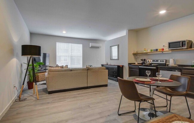 Building Photo - Classic + with Patio Unit 108 Rental
