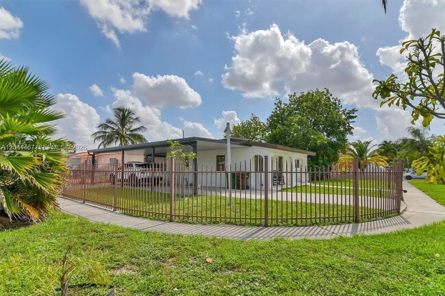Photo - 241 W 48th St
