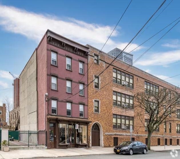 Building Photo - 177 York St Rental