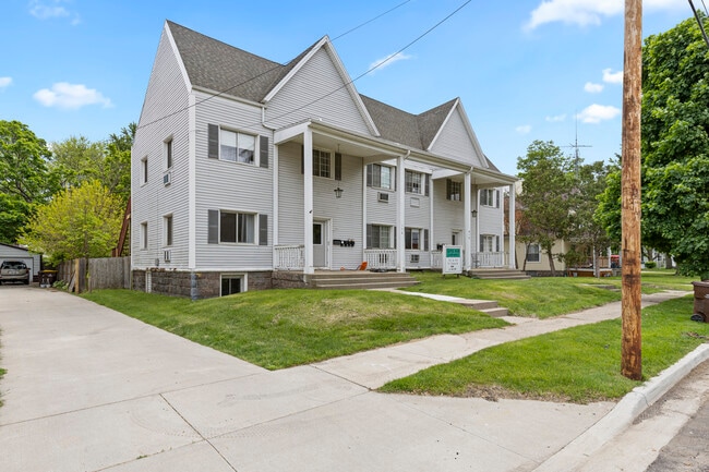 Building Photo - Colonial Manor Rental