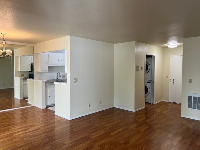 Building Photo - 1083 Shell Blvd Unit APT3