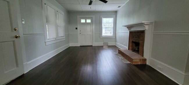 Photo - 923 Rosewood Pl