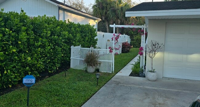 Photo - 27105 Center Ave