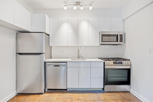Building Photo - 220 Pelham Rd Unit 1L Rental