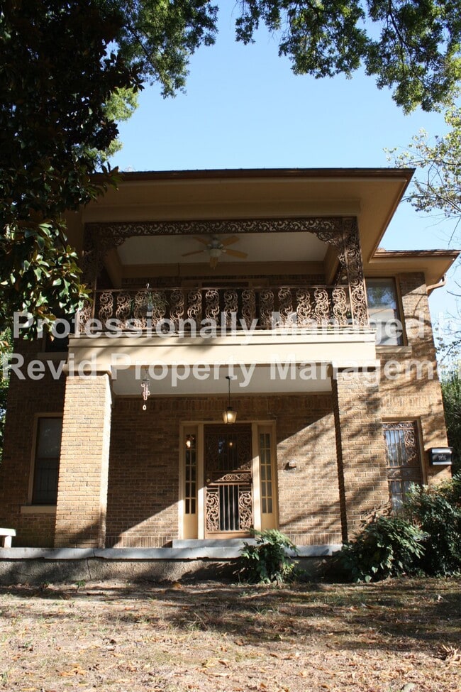 Building Photo - Large 3 bedroom upstairs duplex! Unit 1820