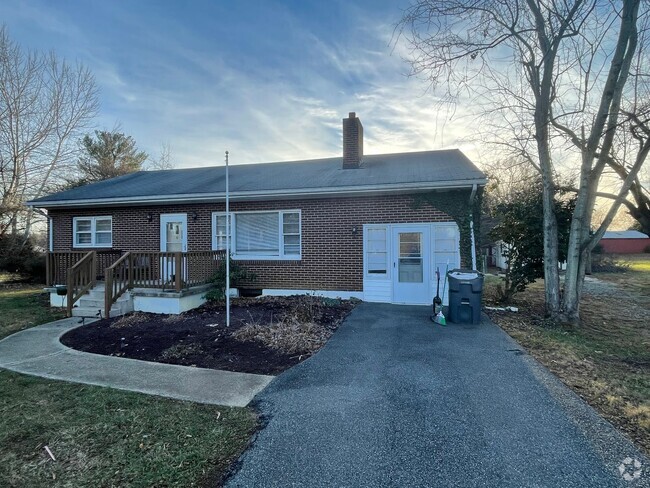 Building Photo - One Level House in Amherst County