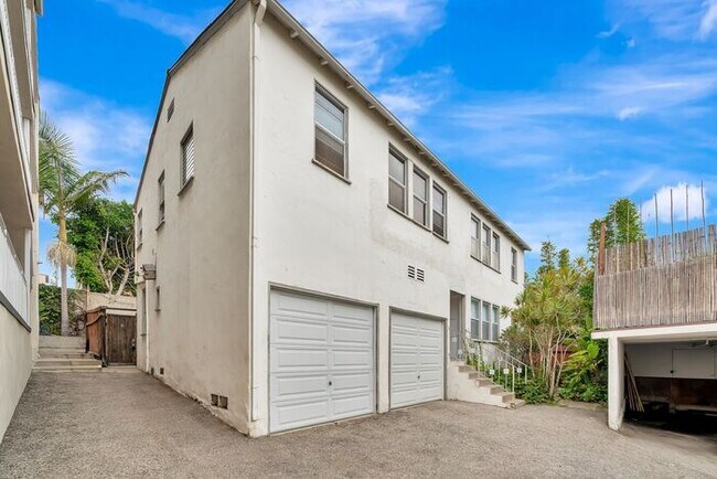 Photo - Studio for $2100 (3 Blocks from Beach)