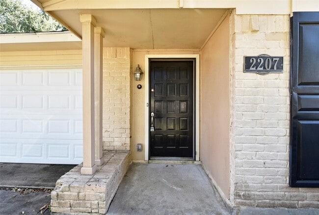 Photo - 2207 Woodglen Dr