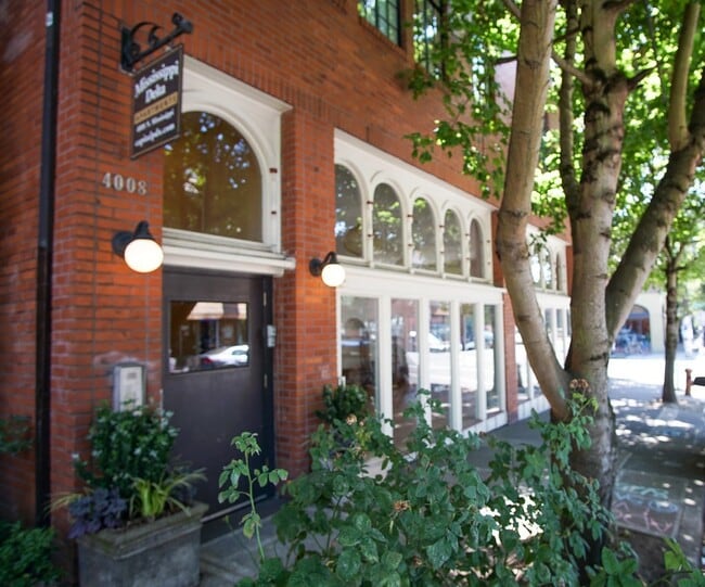 Building Photo - Fabulous 1Bdr on Mississippi Ready Late No... Unit 05