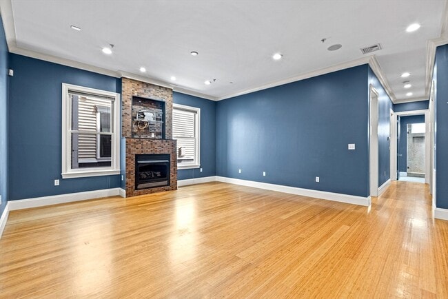 Building Photo - 368 Dorchester St Unit 2
