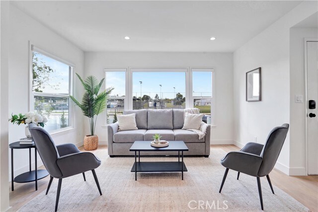 Photo - 6438 Lindley Ave