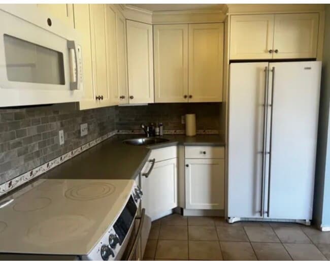 255 Strawberry Hill Ave Unidad C9