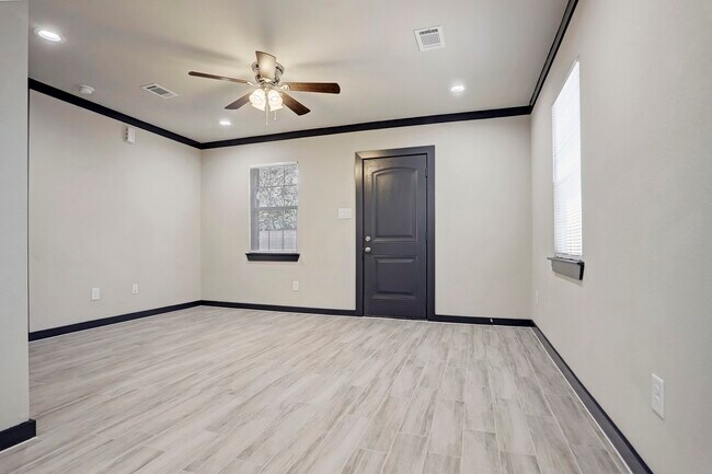Photo - 4606 Denmark St