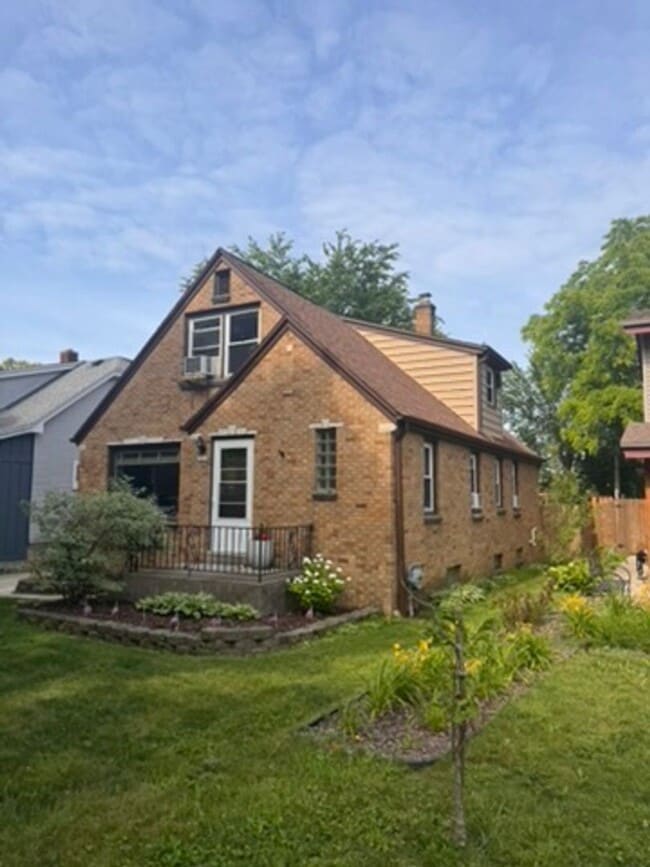 Building Photo - AVAILABLE SEPTEMBER 1: Updated 4-bedroom single family home on a quiet block- with 2 kitchens, 2 ...