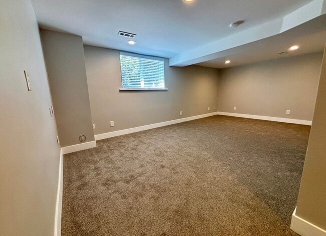 Photo - 552 E 250 N