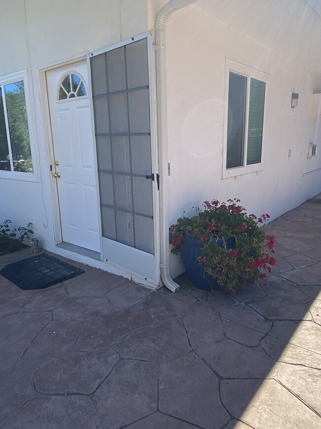 22829 Burbank Blvd Unit guesthouse apartment