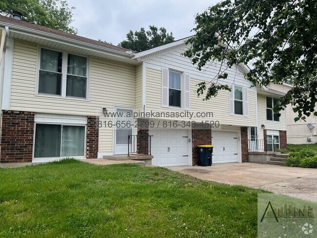Building Photo - 2 Units Available Across from Congress Mid... Rental