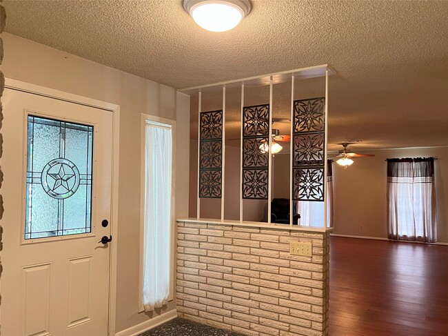 Photo - 401 Oakhill Dr