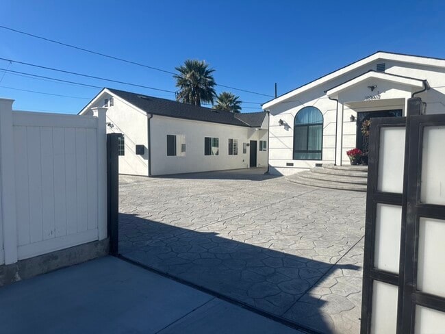 Building Photo - 10859 Nettleton St