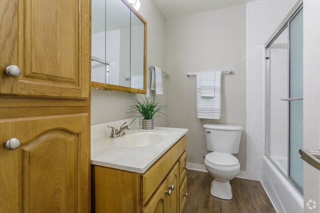 2BR, 1.5BA - 950 SF