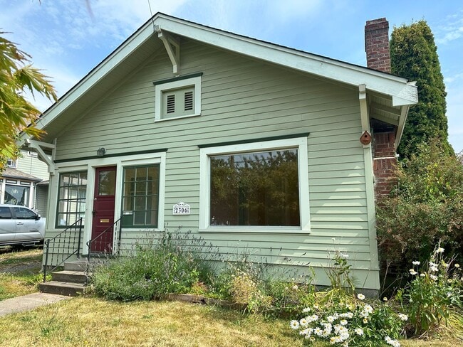 Building Photo - 2 bdrm/1 bath Lettered Streets cottage for...