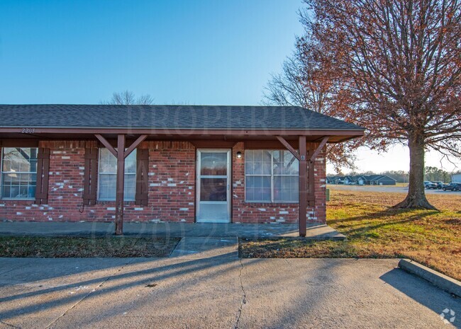 Building Photo - Coffeyville Charm: 2 Bedrooms, 1 Bathroom ... Unit Apt. 8