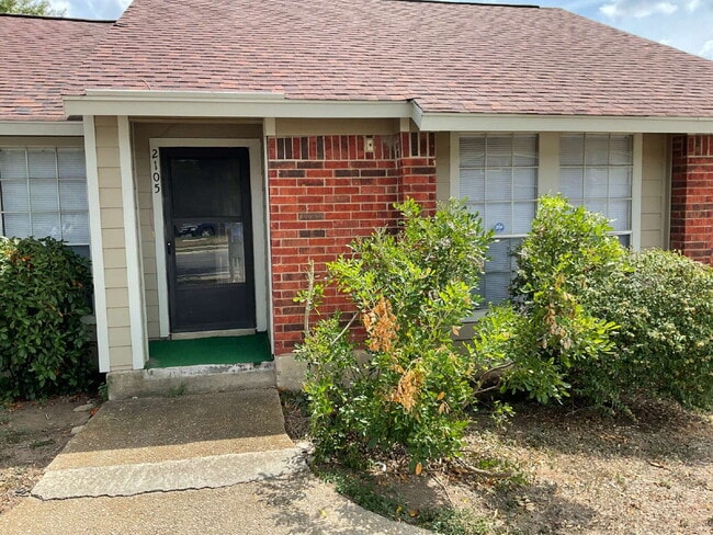 Building Photo - Beautiful Townhome in nice neighborhood - ... Unit 2105